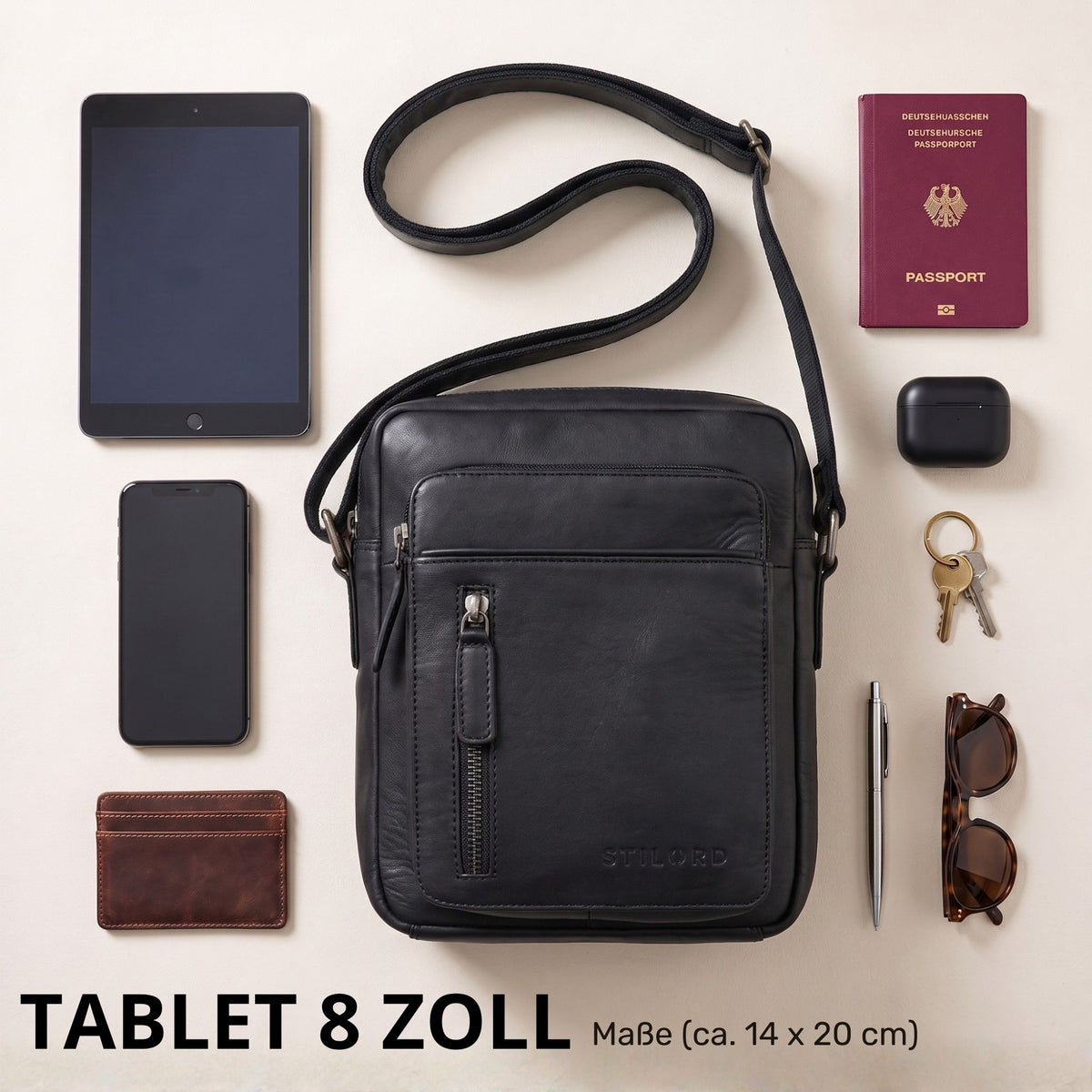 Schwarze kleine Leder-Umhängetasche frontal, 8-Zoll-Tablet als Größenvergleich, Handy, Pass, Schlüssel, sichtbare STILORD-Prägung