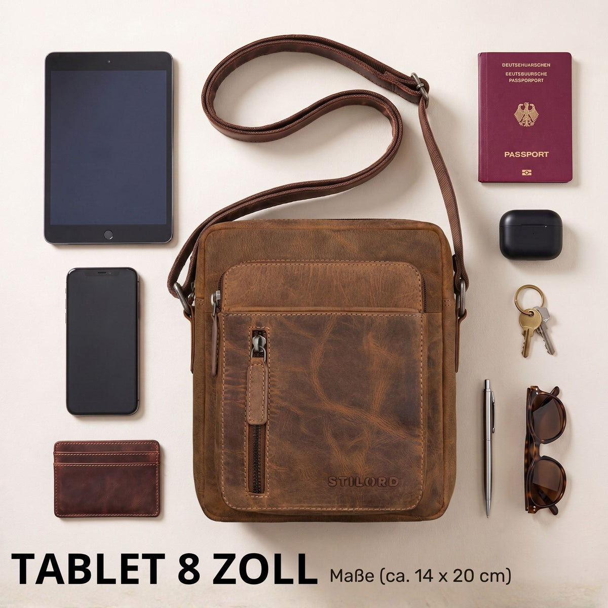 Kleine Herren-Schultertasche aus braunem Vintage-Rindsleder, flach liegend mit 8-Zoll-Tablet und Zubehör