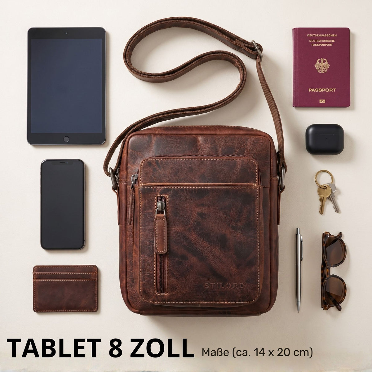 Kleine braune Lederschultertasche mit verstellbarem Riemen, Frontreißverschluss und 8-Zoll-Tablet zum Größenvergleich, STILORD-Prägung