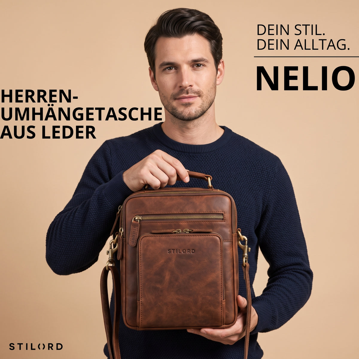 Kleine Herren-Umhängetasche aus braunem Leder mit Henkel, frontale Ansicht, Prägung STILORD, Mann hält die Tasche