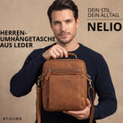 Kleine Herren-Umhängetasche aus Leder in Tan, Frontansicht mit Henkel, STILORD-Prägung, von Modell gehalten