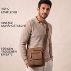 Kleine flache Umhängetasche aus braunem Bergamo-Leder, quer getragen von Mann, Vorderansicht, Platz für 8-Zoll-Tablet