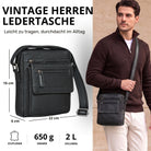 Kleine flache Herren-Umhängetasche aus schwarzem Leder, Fronttaschen, Maße 22×16×6 cm, Modell trägt sie quer