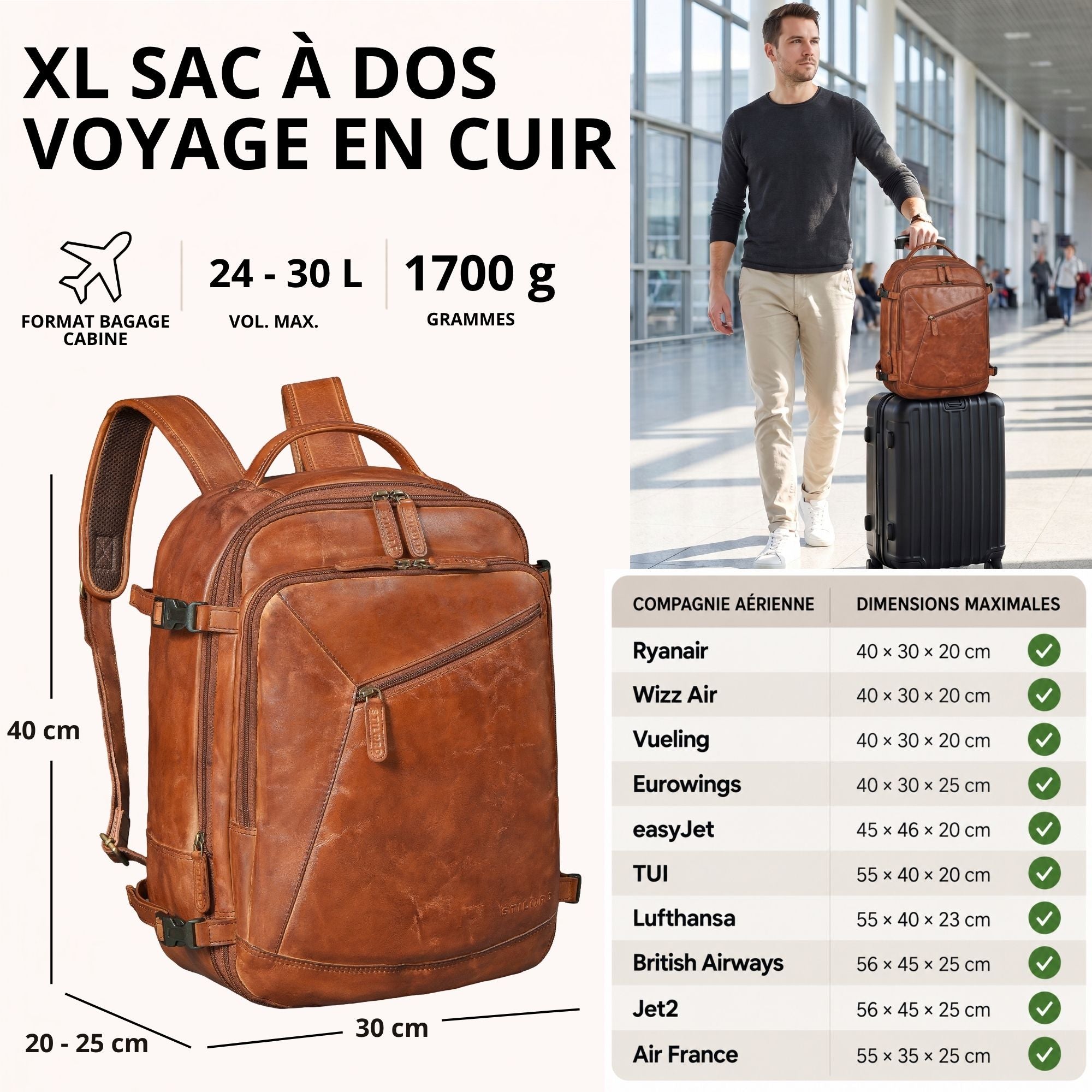 Cognacfarbener XL Rucksack aus Leder, 3/4‑Ansicht mit Größenangaben, Mann mit Koffer im Flughafen im Hintergrund