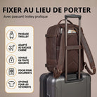 Brauner Leder-Rucksack mit Trolley-Aufsteckfunktion, Rückansicht auf Koffergriff, Detail der Rückenpolsterung.