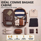 Geöffnete cognacfarbene Reisetasche aus Leder mit Kleidung, Schuhen, Kulturbeutel, Trinkflasche und Accessoires, Draufsicht