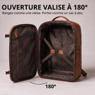 Offener Reiserucksack aus cognacfarbenem Leder, Innenraum mit Kreuzgurten und Reißverschlussfach, 180° geöffnet