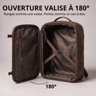 Dunkelbrauner Leder-Reiserucksack, 180° geöffnet, Innenraum mit Reißverschlussfach, Kreuzspanngurt und Tragegriff sichtbar