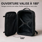 Schwarzer Leder-Rucksack geöffnet 180°, Innenraum mit Kreuzspanngurt und Reißverschlussfach, frontale Innenansicht