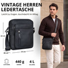 Kleine schwarze Schultertasche aus Leder, Vorderansicht mit Größenangaben links, Mann trägt die Tasche quer über der Schulter in urbaner Umgebung