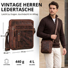 Kleine Herren-Umhängetasche aus braunem Leder, Frontansicht mit Maßangaben links, Modell trägt Tasche über der Schulter