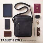 Schwarze kleine Leder-Umhängetasche frontal, 8-Zoll-Tablet als Größenvergleich, Handy, Pass, Schlüssel, sichtbare STILORD-Prägung