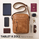Kleine Herrenschultertasche aus Leder in perugia-braun, Frontalaufnahme mit 8-Zoll-Tablet und Alltagsgegenständen