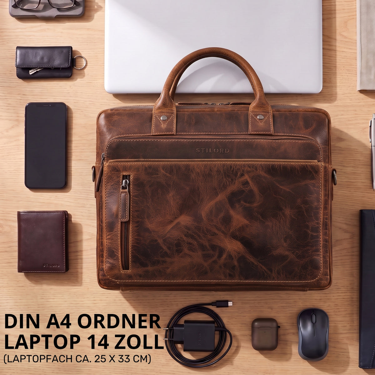 Braune Leder-Business-Tasche mit Griff, sichtbare STILORD-Prägung, Draufsicht, Laptopfach für 13–14 Zoll, Zubehör angeordnet