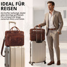 Leder-Business-Tasche Salerno braun mit Laptopfach, auf Rollkoffer gesteckt, Vorderansicht, Mann im Anzug im Hintergrund