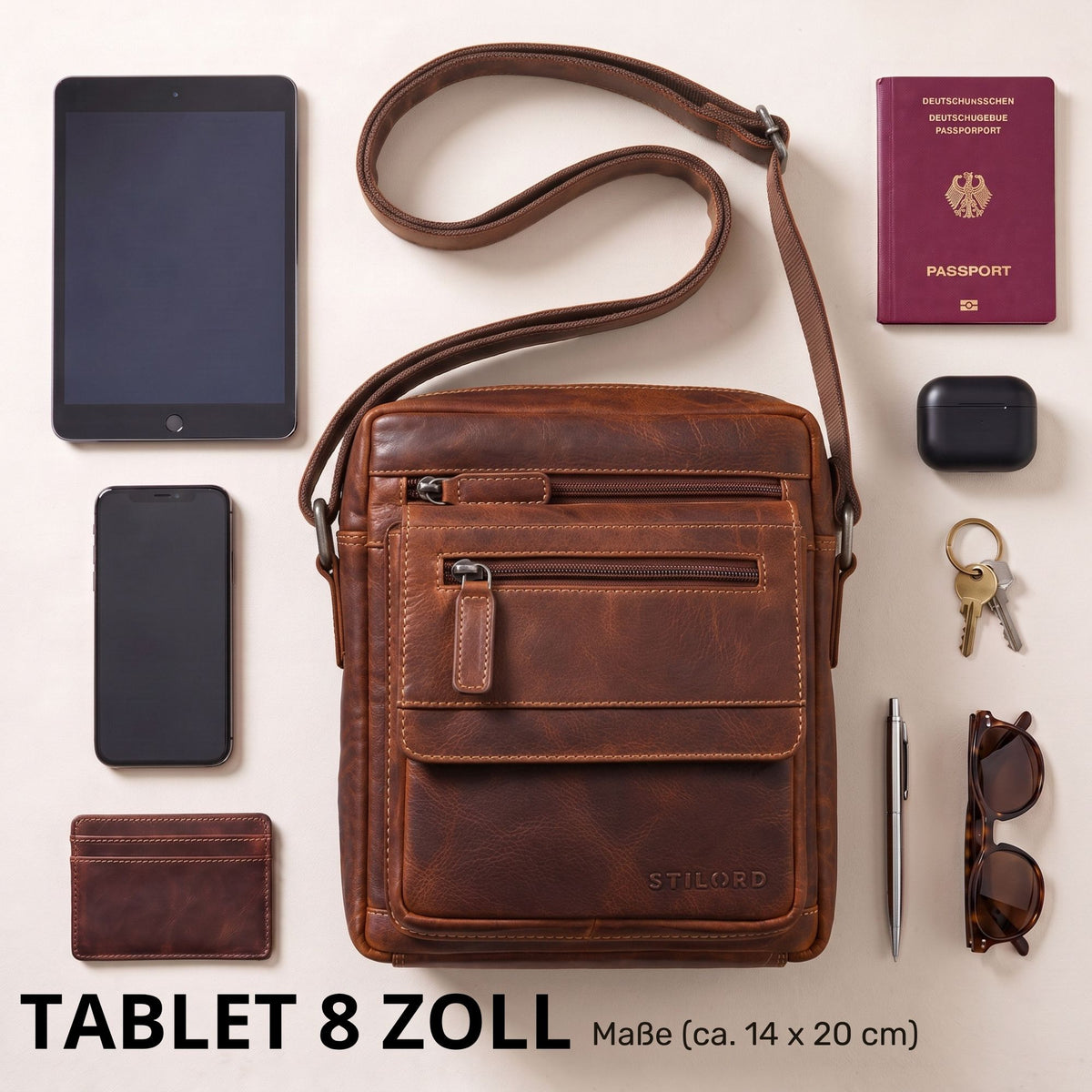 Kleine flache Umhängetasche aus braunem Rindsleder (salerno), Ansicht von oben mit 8-Zoll-Tablet und Accessoires