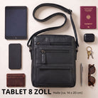 Flache Herren-Umhängetasche aus schwarzem Leder mit Schulterriemen, geeignet für 8-Zoll-Tablet, Tablet und Reiseutensilien daneben