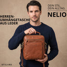 Kleine Herren-Umhängetasche aus braunem Leder (maraska) mit sichtbarer STILORD-Prägung, Vorderansicht, Modell hält Henkel