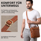 Kleine Leder-Umhängetasche maraska-braun, Mann trägt sie crossbody, Detail verstellbarer Schultergurt, STILORD-Prägung sichtbar