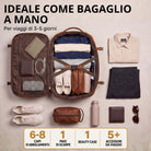 Offene cognacfarbene Leder-Reisetasche, Innenansicht mit gefalteter Kleidung, Schuhen, Kulturbeutel, Geldbörse und Sonnenbrille